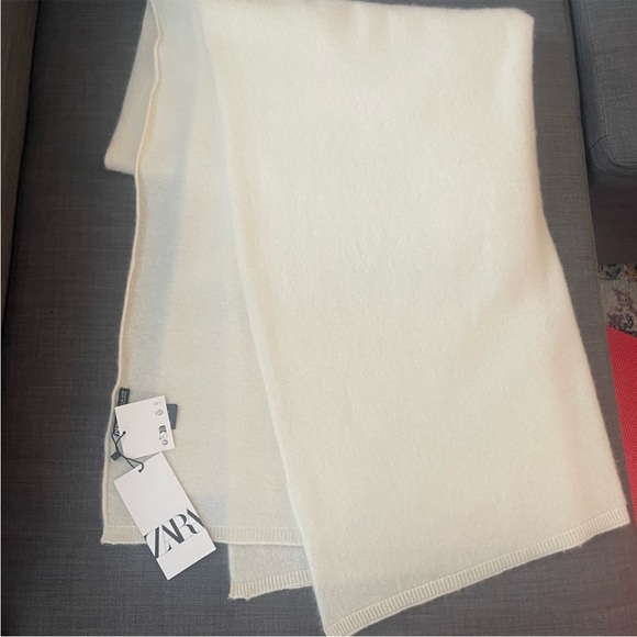 Zara TWO PIECE SET of cashmere XL scarf and beanie hat - Picture 4 of 4